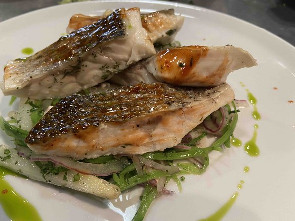 Дикий сибас с гарниром из овощей