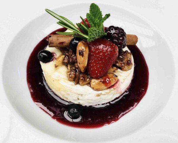 Запечённый сыр Камамбер с карамелизованными орехами и ягодным соусом. Одна из моих работ (больше фото в презентации в профиле)