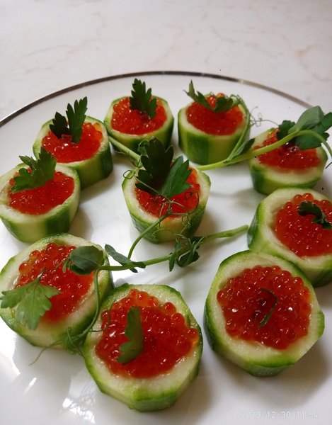 Канапе с икрой.