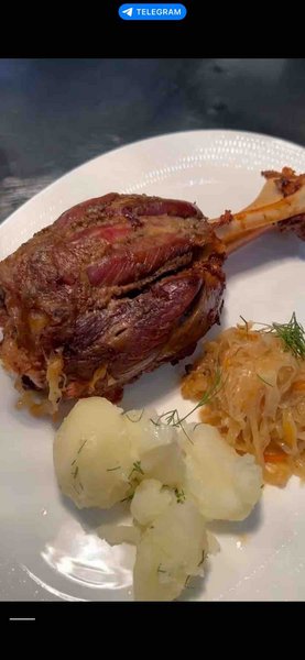 Свиная рулька с отварным картофелем и тушеной капустой