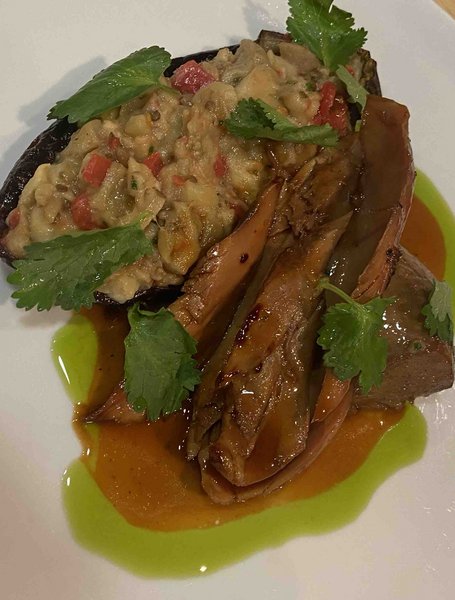 Печёный баклажан с томленой голенью индейки