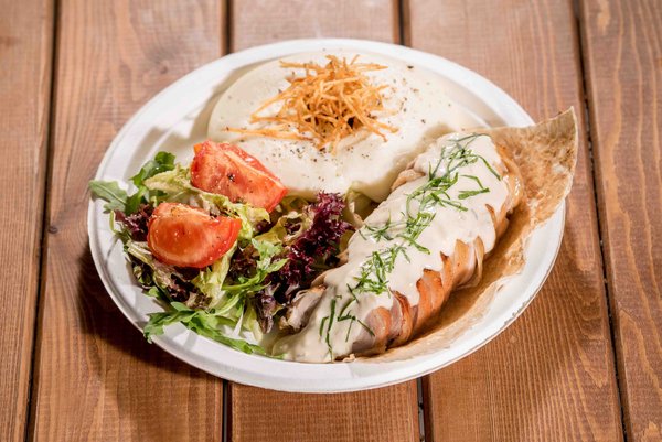 Куриный рулет, чиненый артишоками под соусом пармезан с воздушным пюре и зелёным салатом с печёными томатами