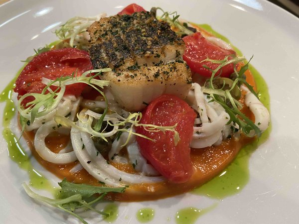 Палтус со спагетти из кальмаров