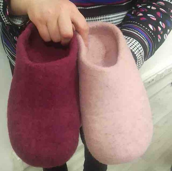 Занимаюсь с детьми рукоделием:валянием.