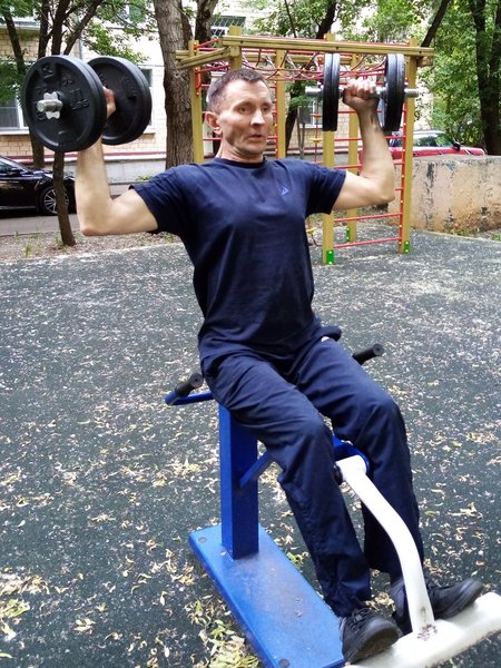 Поддержание спорт.формы Во дворе без всяких спорт залов.