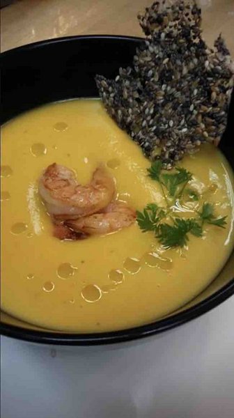 Тыквенный суп на кокосовом молоке с чипсами из кунжута и чиа