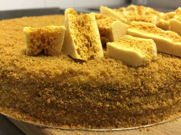 Медовик с медовыми сотами