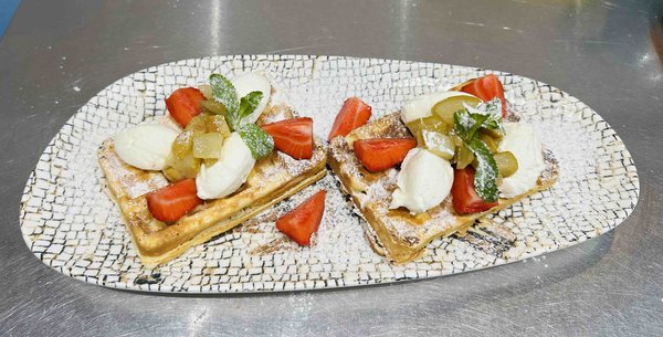 Венская вафля с маскарпоне, томленой грушей и клубникой.