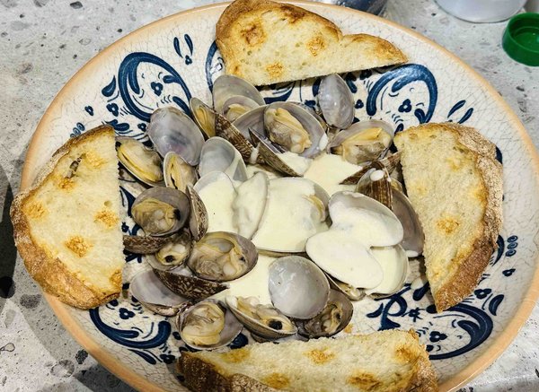 Вонголе с соусом блючиз.