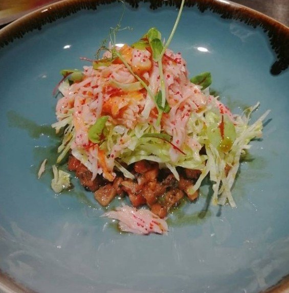 Салат с камчатским крабом и запечеными овощами.
