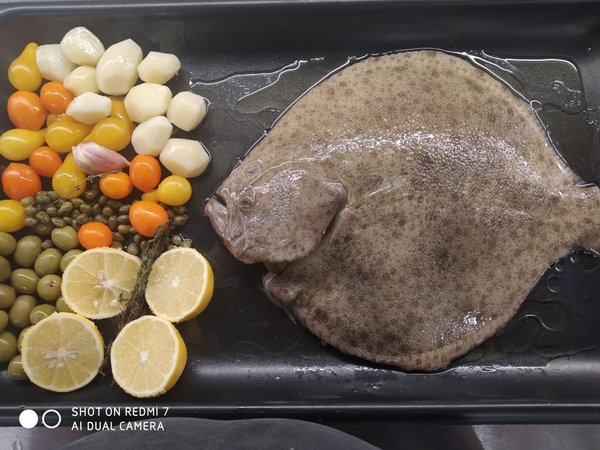 Рыба Тюрбо,картофель,оливки,каперсы,томаты,лимон,запечённые.