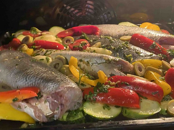 Сибас с овощами по средиземноморски