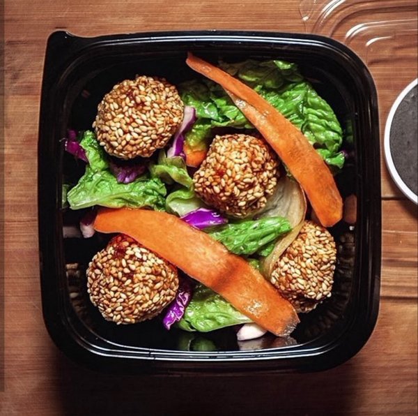 Проект корпоративного питания.
Азиатский салат с фишболлами.