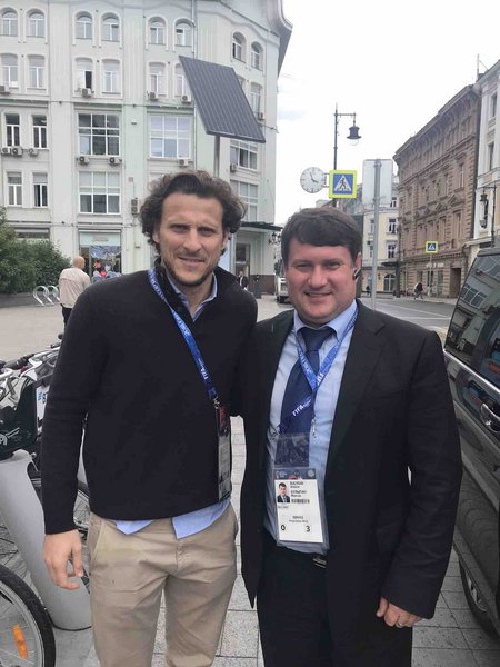 Работа на чемпионате мира по футболу , возил главного нападающего Уругвая Диего Форлана .