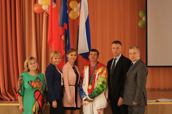 Педагогический состав школы номер 17 Изумрудные холмы.  Встреча с Паралимпийским чемпионом.